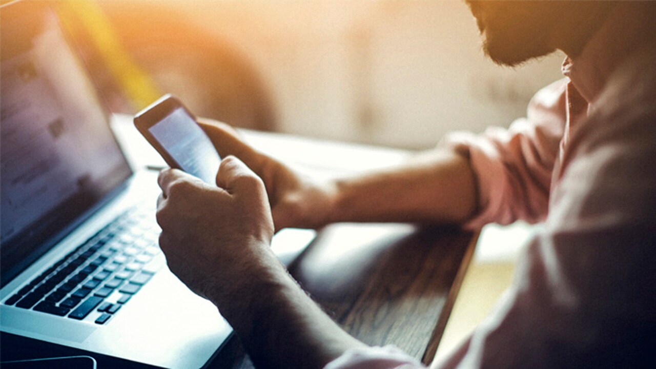 Maersk employee using the mobile picture