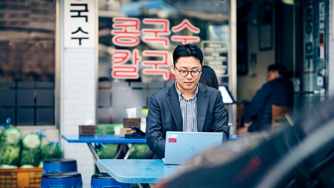 Man typing on his PC-keyboard while searching for difference between 4PL and 3PL