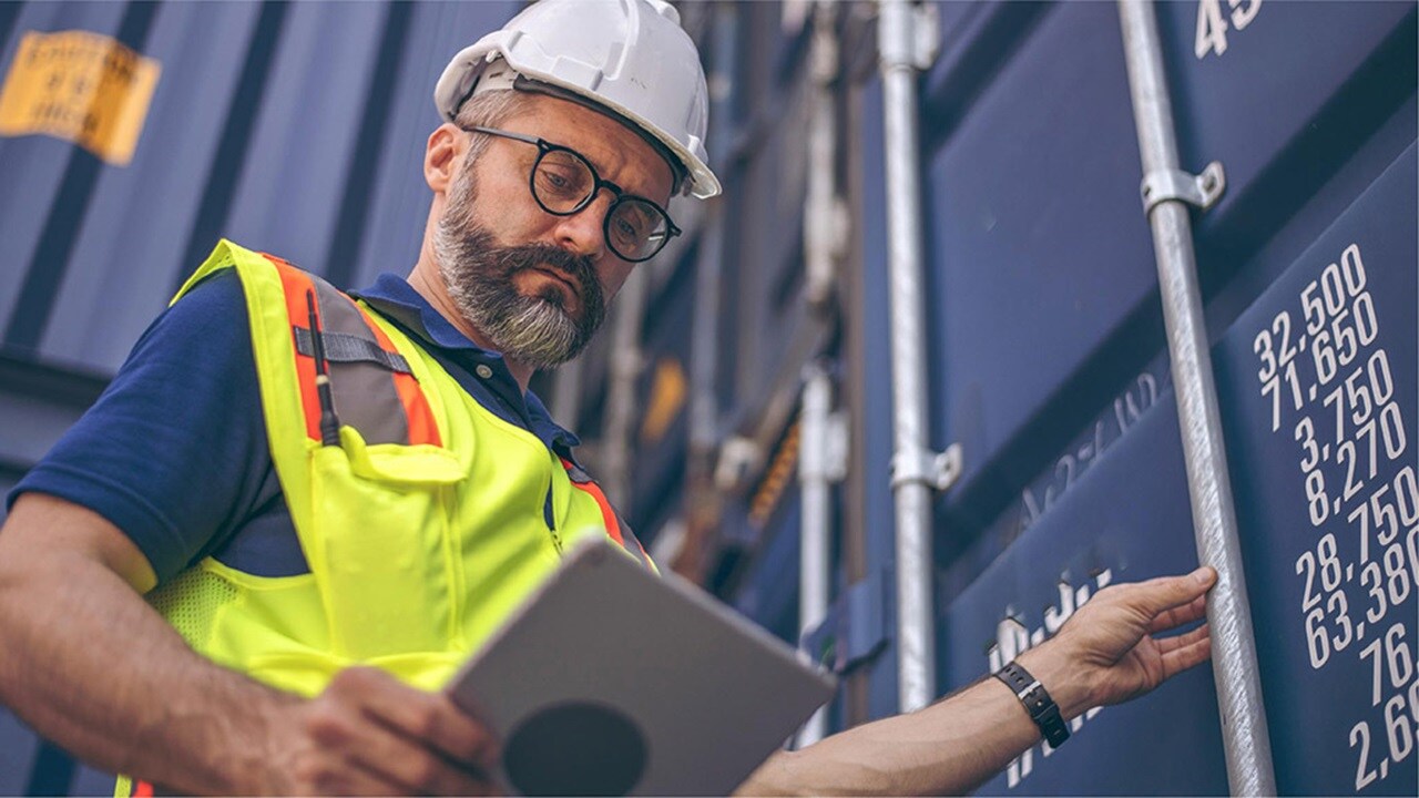 Foreman engineer man control loading containers box