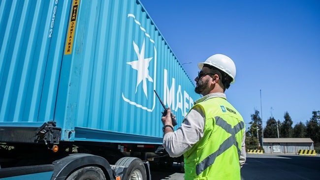 Maersk container vessel loaded with cargo at APM Terminals P400 in Los Angeles, illustrating customs, tariff and supply-chain operations.
