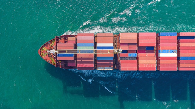 Vista aérea de un buque cargado de contenedores. 