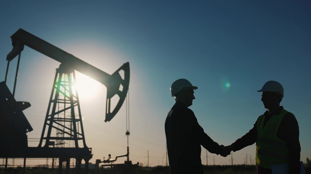 people handshaking for deal